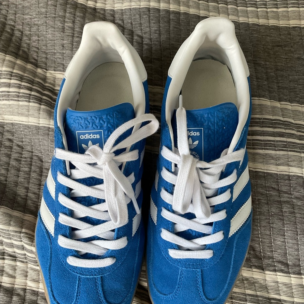 Adidas Blue and White Classic Sneakers. Gazelle indoor